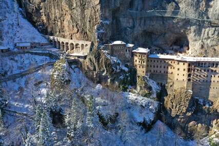 Fascinantne fotografije manastira Sumela u Turskoj koji privlači turiste i tokom zime