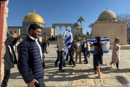 Jevrejski ekstremisti upali u Mesdžidul-Aksa i istakli izraelsku zastavu