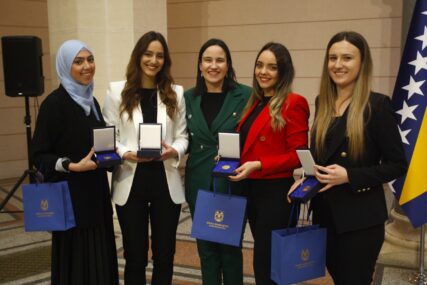 Gradonačelnica Karić najbolje studente UNSA nagradila Zlatnicima Grada