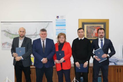 Hadžiahmetović i direktori komunalnih preduzeća potpisali sporazume o privremenom finansiranju