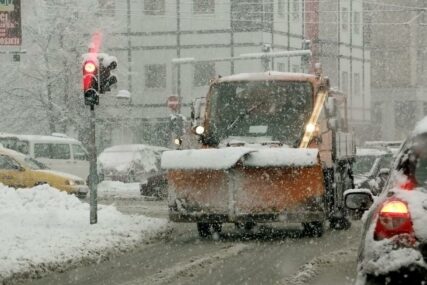 Zimska služba KJKP Rad: Na terenu 44 vozila i 130 radnika koji ručno čiste snijeg