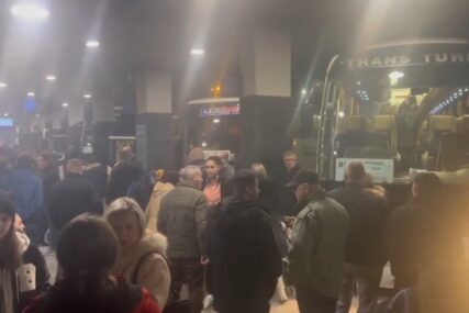 KAKVA TUGA Sedam autobusa sa više stotina građana BiH večeras otišlo u Njemačku (VIDEO)