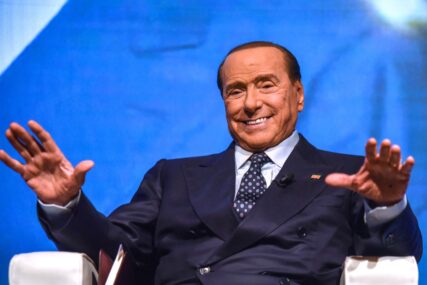 Italijani podsjećaju Berlusconija na obećanje: Spremaš li autobus pun prostitutki?
