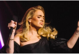 Adele pobjesnila na muškarca u publici pa prekinula koncert: Jesi li ti glup?