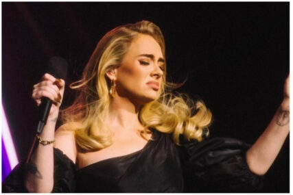 Usred koncerta u Las Vegasu Adele zavapila: ‘Prisiljena sam puzati ovih dana‘