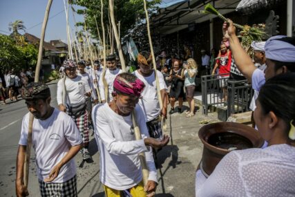 U selu na Baliju nesreću tjeraju ritualom zvanom Mekotek (FOTO)