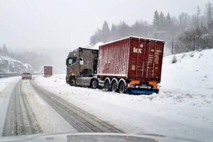 Snijeg napravio haos u Hrvatskoj: Brojni udesi i problemi na putevima