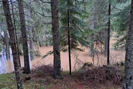 (FOTO + VIDEO) Poplave prijete BiH: Na Bijambarama šuma pod vodom!