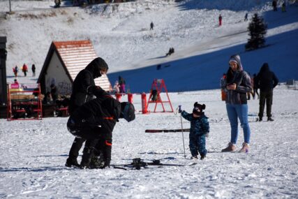Počela sezona skijanja na Bjelašnici: Uživanje u zimskoj idili (FOTO)
