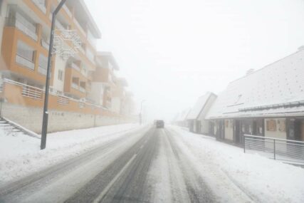 Evo gdje na putevima u BiH ima ugaženog snijega i odrona