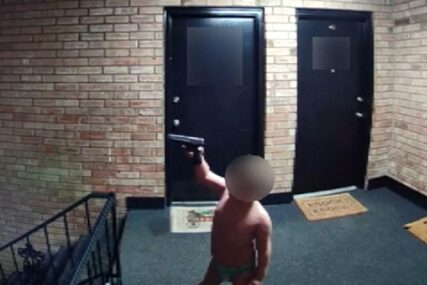 Dječak u pelenama u stubištu zgrade mahao napunjenim pištoljem (VIDEO)