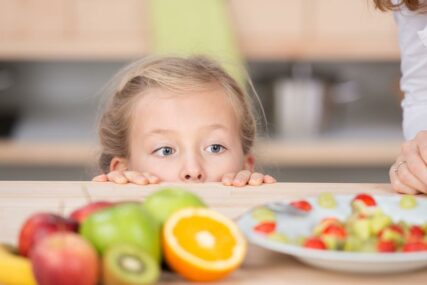 SAVJETI ZA RODITELJE Kako naučiti djecu da jedu voće i povrće