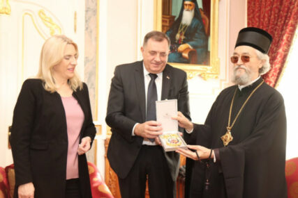 Samo nek nije ukradena: Dodik episkopu Jefremu poklonio ikonu presvete Bogorodice