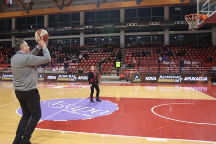 Dodik na poluvremenu utakmice između Igokee i Splita imao svoju košarkašku tačku