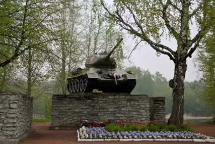 Milion eura za demontažu sovjetskih vojnih spomenika!