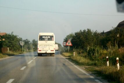 Na putu Kladanj- Stupari, u mjestu Gojakovići, saobraćaj jednom trakom zbog nezgode