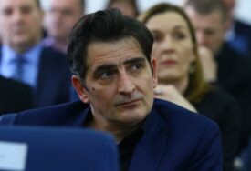 Kapidžić NiP-u i NS: "Pustite Nikšića da do penzije sjedne bar u fotelju premijera KS"