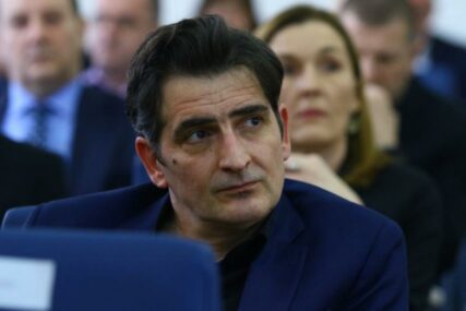 Kapidžić NiP-u i NS: "Pustite Nikšića da do penzije sjedne bar u fotelju premijera KS"