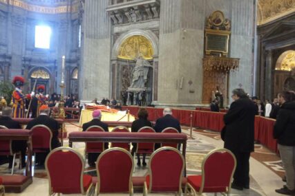 Kardinal Puljić se u Vatikanu pomolio za Benedikta XVI.