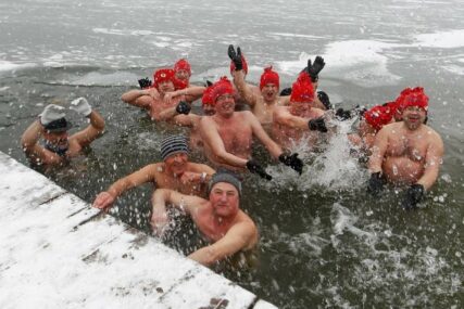 Za neke nema zima: Tradicionalno novogodišnje kupanje u jezeru u Poljskoj
