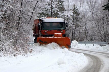 Zimska služba KJKP 'Rad' od sinoć angažirana na čišćenju snijega