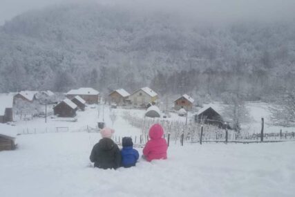 Snijeg nije iznenadio Srebreničane: "Snabdijevanje vodom i strujom uredno, a putevi prohodni"