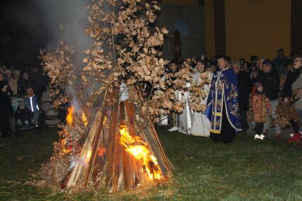 I u Zenici zapaljen badnjak u čast dolaska Božića