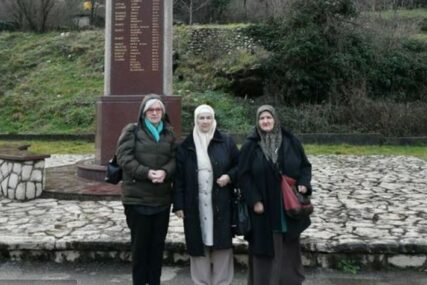 Majke Srebrenice poklonile se hrvatskim žrtvama u Grabovici