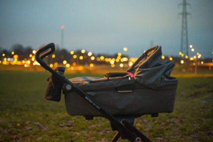 U Danskoj roditelji ostavljaju bebe da spavaju same napolju