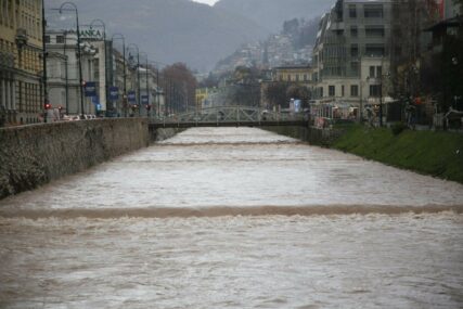 U blagom porastu nivo rijeke Miljacke u Sarajevu