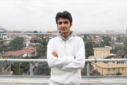 Mladić o kojem bruji cijela Turska: Dostavio paket u hotel, pa sjeo za klavir