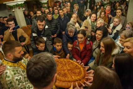 U Mostaru i Tuzli pravoslavni vjernici dočekali Božić na ponoćnim liturgijama