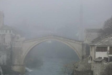 Neobičan prizor u Mostaru: Stari most ”izgubljen” u magli