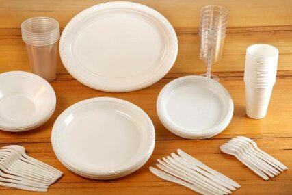 Engleska zabranjuje plastični pribor za jelo i tanjire za jednokratnu upotrebu