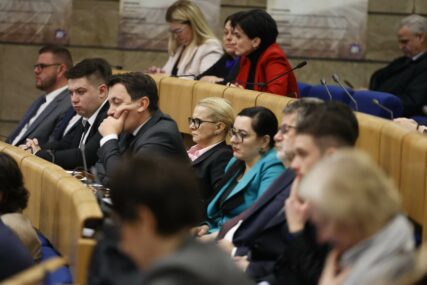 Sjednica Predstavničkog doma Parlamenta FBiH je kasnila, ali ipak počela: Pogledajte šta je fotoreporter Bosnainfo zabilježio