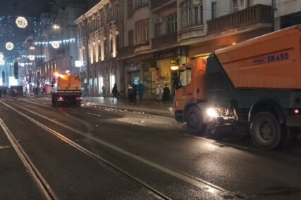 Vrijedni radnici očistili ulice Sarajeva nakon novogodišnjeg ludila