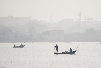 Pogledajte kako ribari u Indiji pecaju po magli i hladnoći (FOTO)