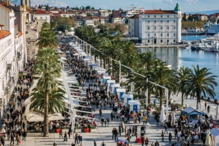 Upozorenje za turiste: U Splitu kazna za hodanje u kupaćem na ulici 150 eura