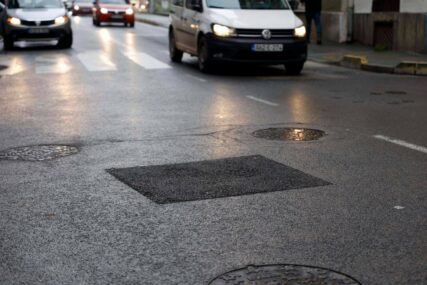 Upozorenje na smanjenu vidljivost na bh. cestama i vodu koja prikriva rupe na asfaltu