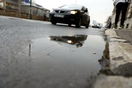 Stanje na putevima: Ceste su mokre i povećana je opasnost od odrona