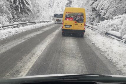 Otežan saobraćaj zbog snijega: Duge kolone vozila na izlazu iz BiH