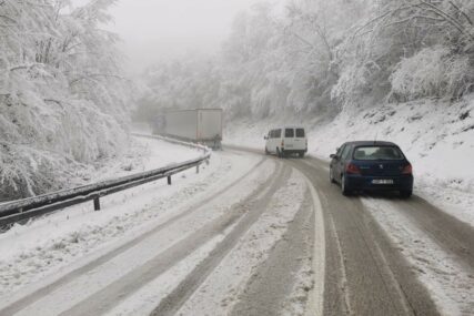 Snijeg već pravi probleme na bh. cestama: Pogledajte kako izgleda put na Karauli, Romaniji i Majevici