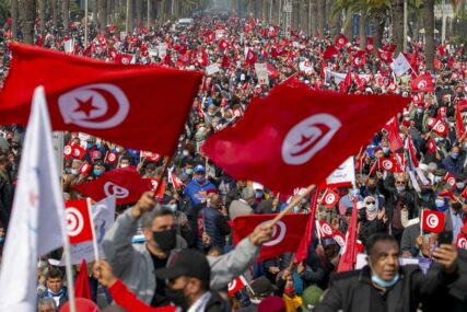 Hiljade Tunižana protestuju protiv predsjednika Saieda na godišnjicu revolucije