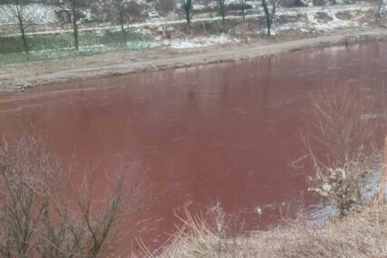 Prijavljeno zagađenje rijeke Bosne kod ArcelorMittala u Zenici, inspektori na terenu