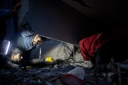 Nakon 16 sati ispod ruševina u Diyarbakiru spašena 13-godišnja djevojčica