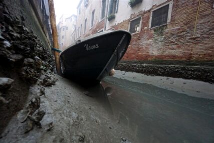 ROMANTIKE NI NA VIDIKU Pogledajte kako izgleda Venecija kada more odluči da se povuče (VIDEO)