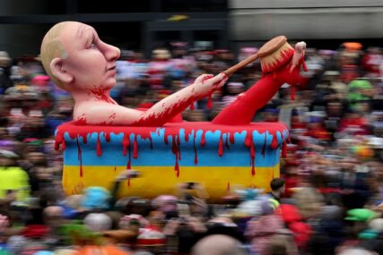 BIZARNE SCENE KOJE GOVORE VIŠE OD RIJEČI Putin glavna zvijezda karnevala u Njemačkoj (FOTO)