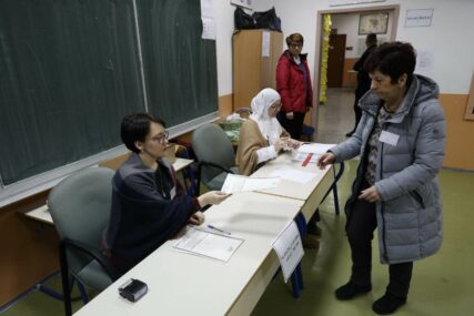 Otvorena biračka mjesta u Tuzli: Građani biraju gradonačelnika između pet kandidata