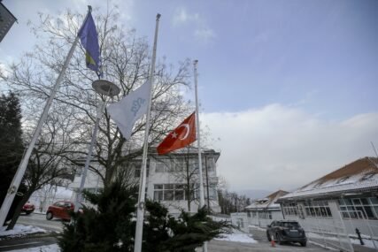 Zastave na institucijama Republike Turske u BiH spuštene na pola koplja