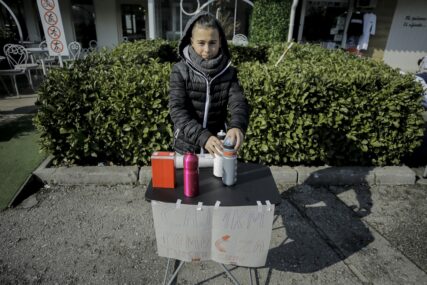 Dvanaestogodišnjak iz Sarajeva prodaje čaj kako bi pomogao Turskoj i Siriji